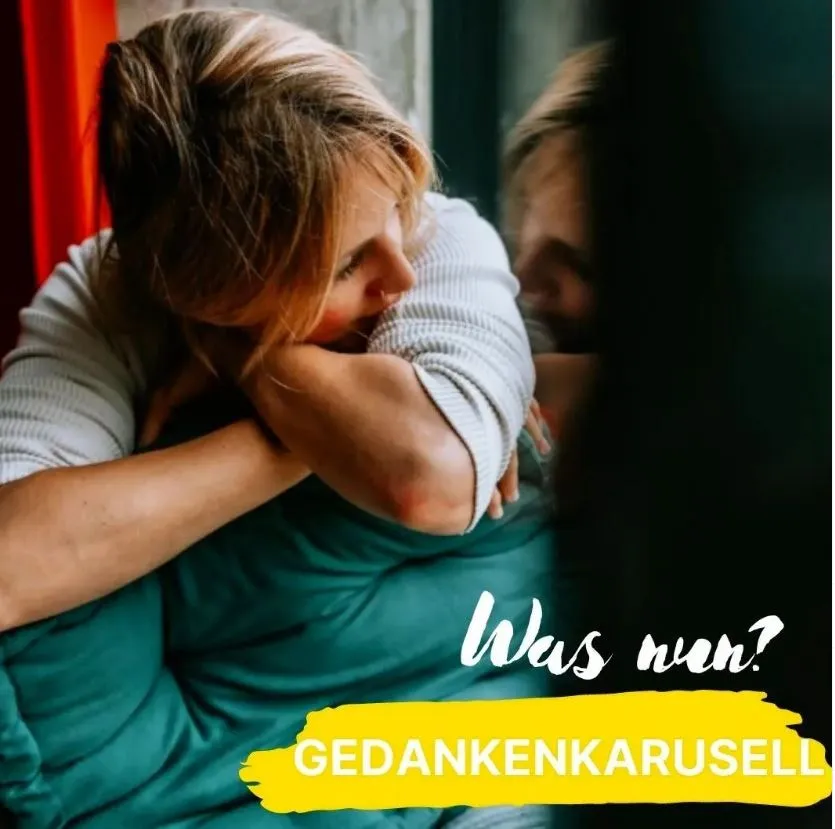 Frau stützt nachdenklich den Kopf auf die Arme, Schrift: Was wenn? Gedankenkarusell