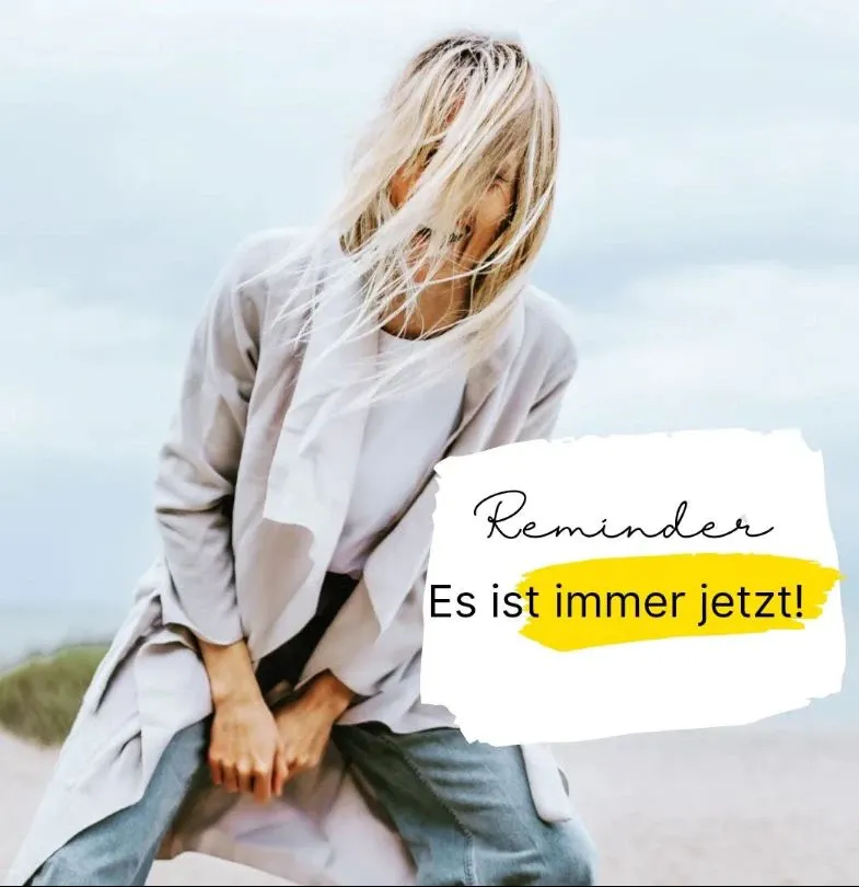 Frau am Strand mit Notiz: Reminder – Es ist immer jetzt!